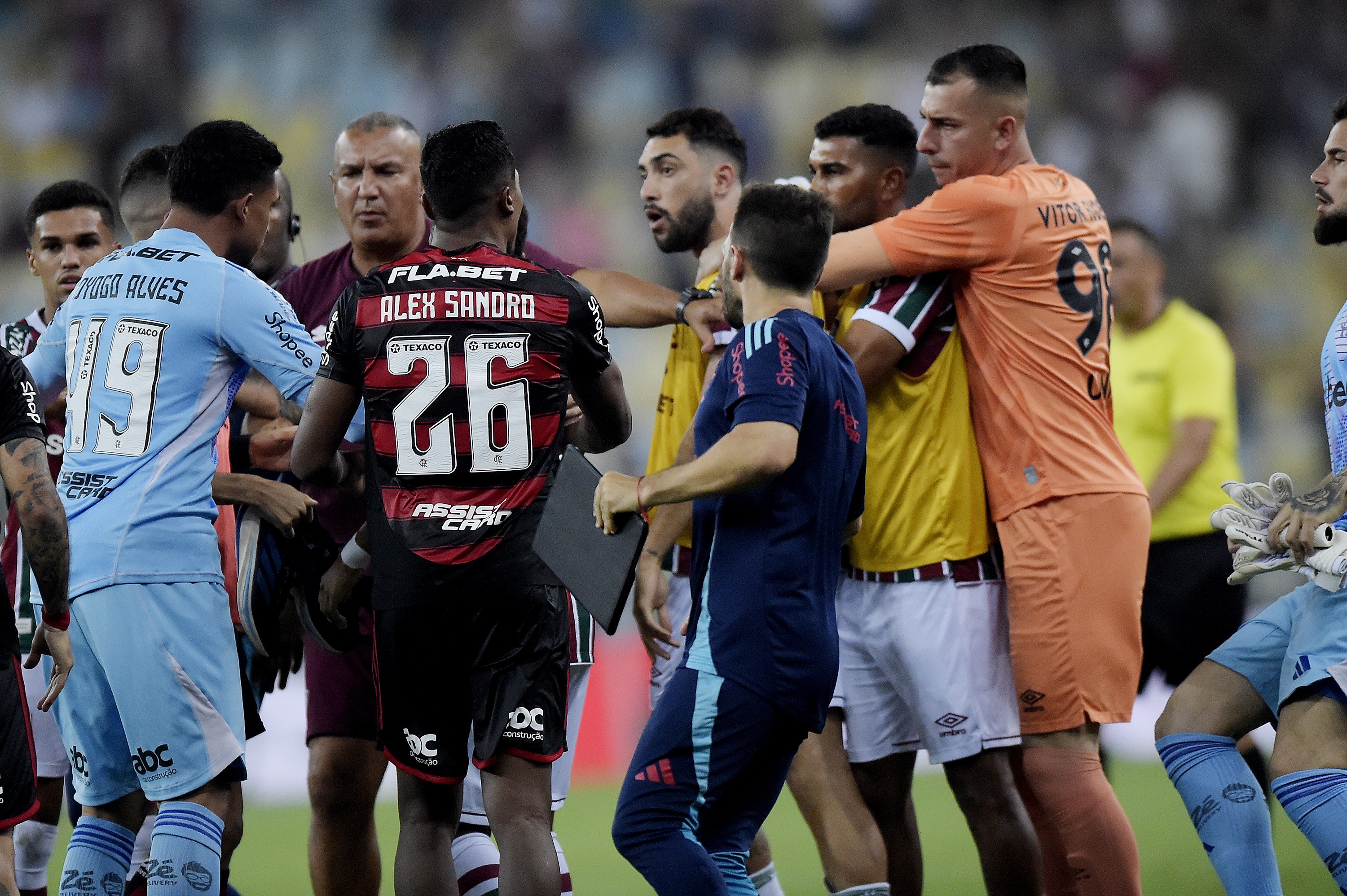 Confusão entre Freytes e Luiz Araújo marca clássico entre Fluminense e Flamengo