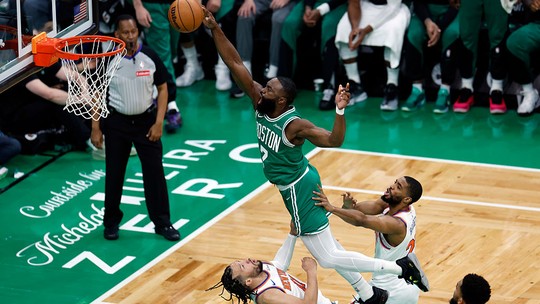 Boston Celtics reage, vence Knicks fora de casa e se mantém vivo nos playoffs da NBA - Franquia de Boston aposta nas cestas triplas para arrancar vitória diante dos nova-iorquinos no Madison Square Garden