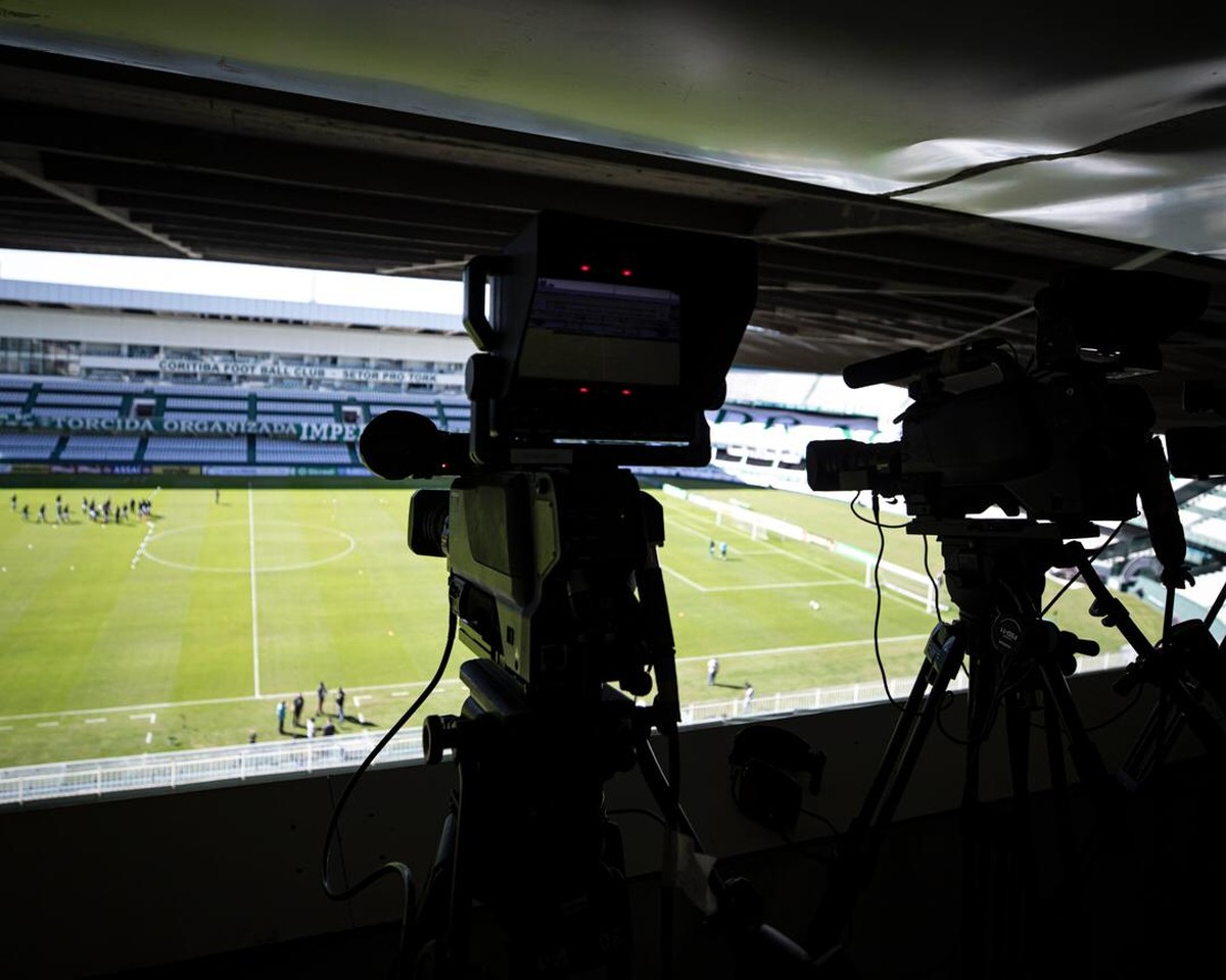 Streaming de canal de tv do estádio de futebol pronto para uma partida de  futebol