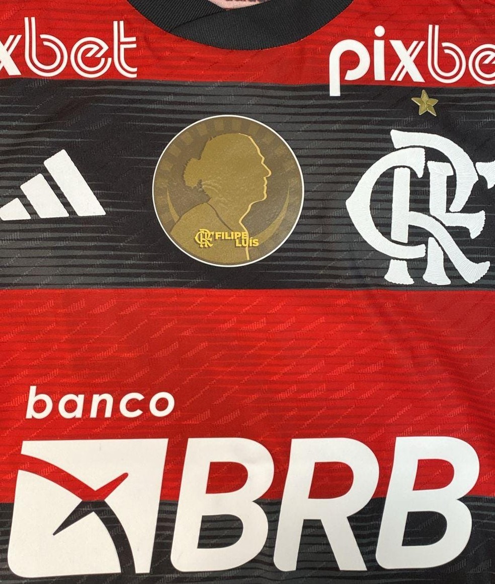 Patch de Filipe Luís com o nome do atleta ficará ao lado do escudo do Flamengo — Foto: Reprodução