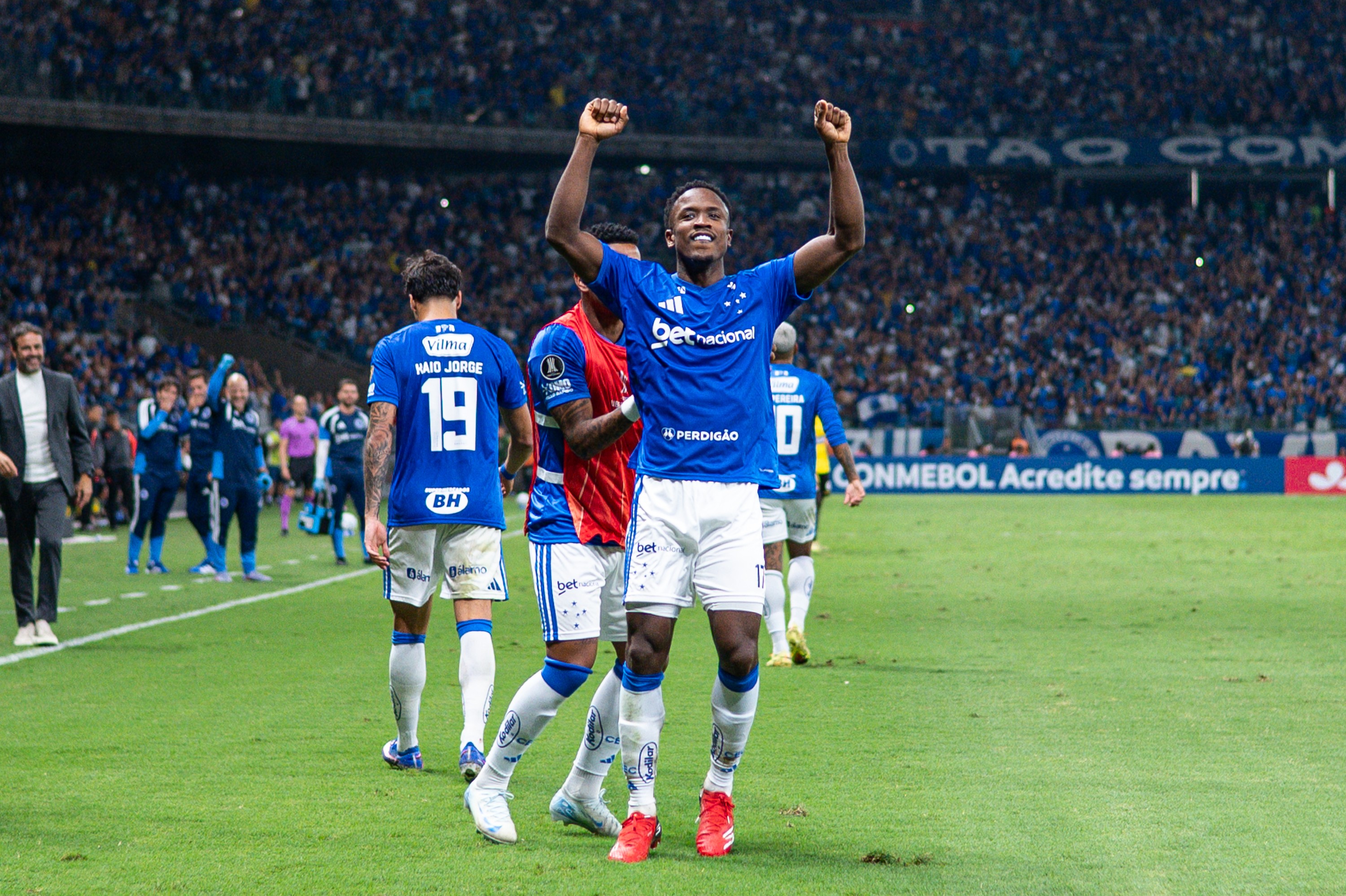 Cruzeiro sela vaga nas oitavas da Libertadores e fatura R$ 16,5 milhões com campanha histórica