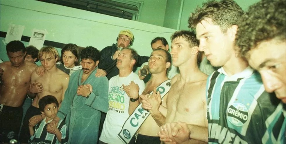 Felipão comemora título gaúcho de 1995 com o Grêmio — Foto: Julio Cordeiro / Agência RBS