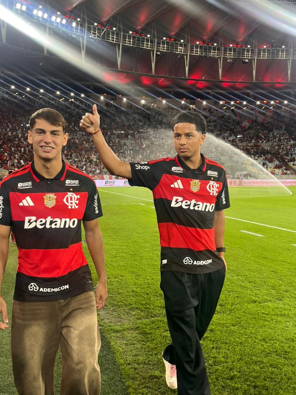 Joaqu�n Freitas e Anthony Valencia no Maracan� antes de jogo do Flamengo � Foto: Rodrigo Cerqueira/ge