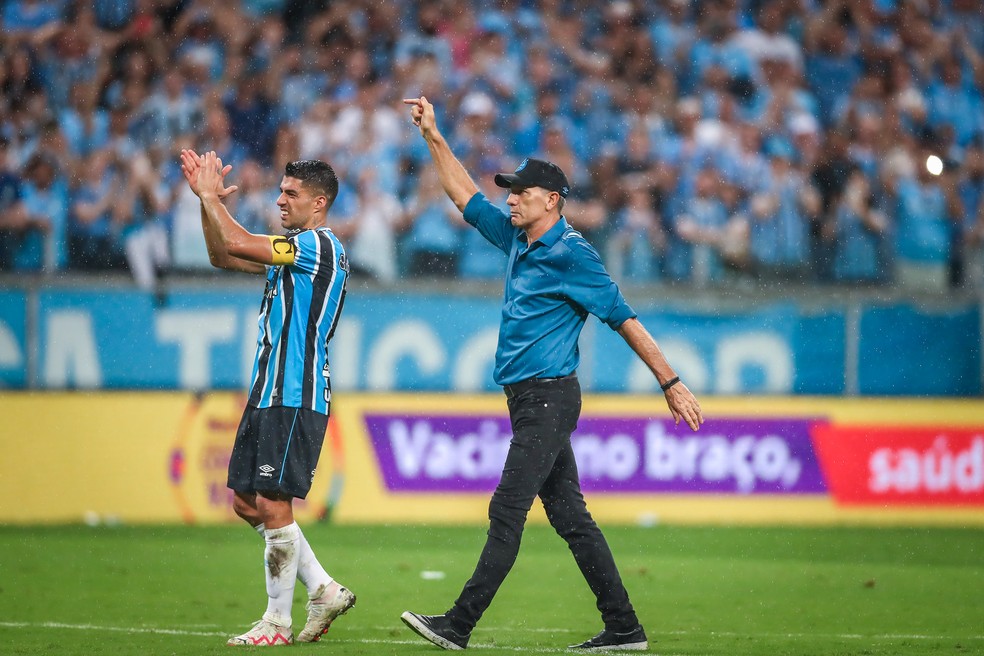 Suárez e Renato após vitória do Grêmio sobre o Vasco — Foto: Lucas Uebel/Grêmio