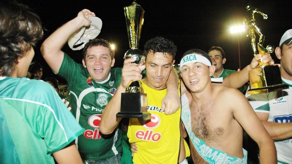 Edmundo comemorando o título de campeão paraibano do Nacional de Patos, em 2007 — Foto: Leonardo Silva / Jornal da Paraíba