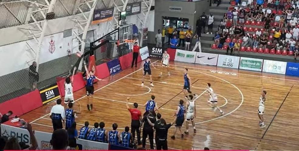 Cesta chorada de três a quatro segundos do fim decide o Brasileiro sub-17 para o Corinthians — Foto: Reprodução Youtube