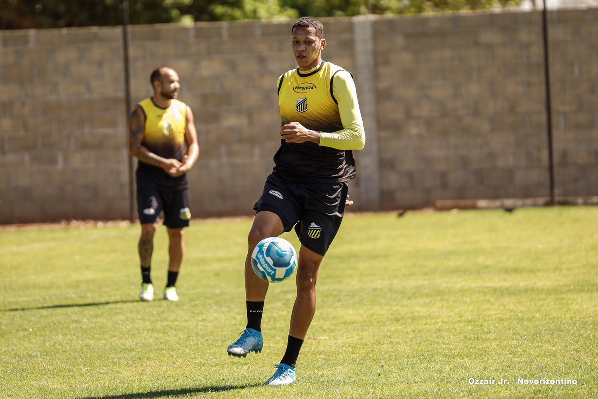 Corinthians recua em negociação para contratar zagueiro Adriano Martins