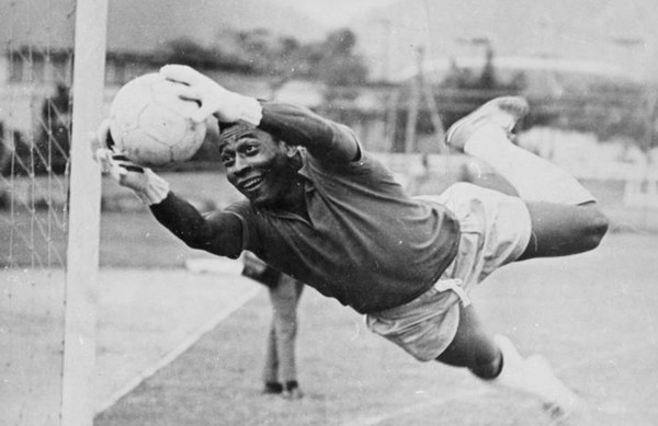 Pelé era um bom goleiro, segundo ex-companheiros — Foto: Reprodução/Museu do Futebol