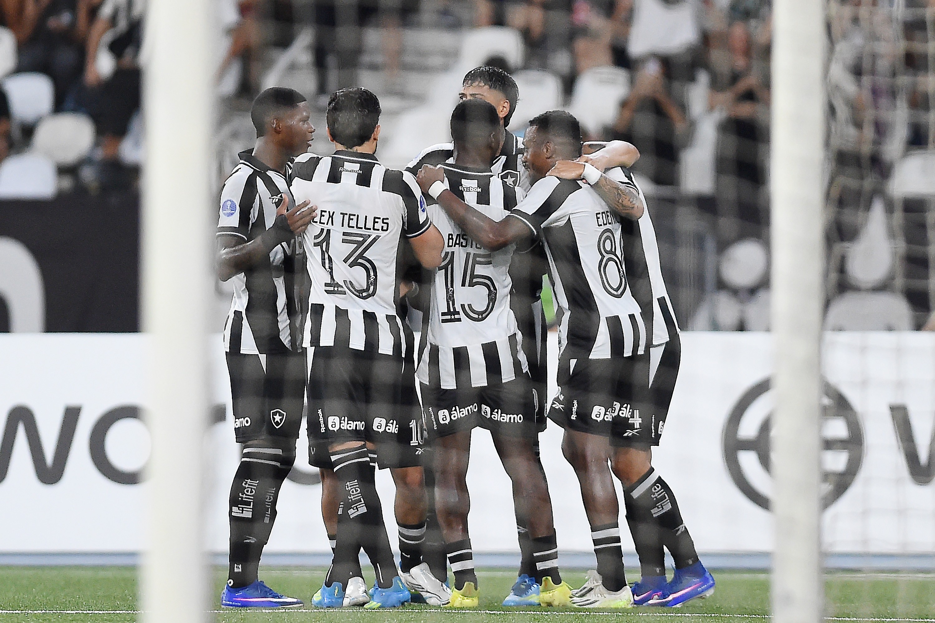 Mês novo, vida nova: Botafogo encerra abril invicto em guinada no ano | Ge