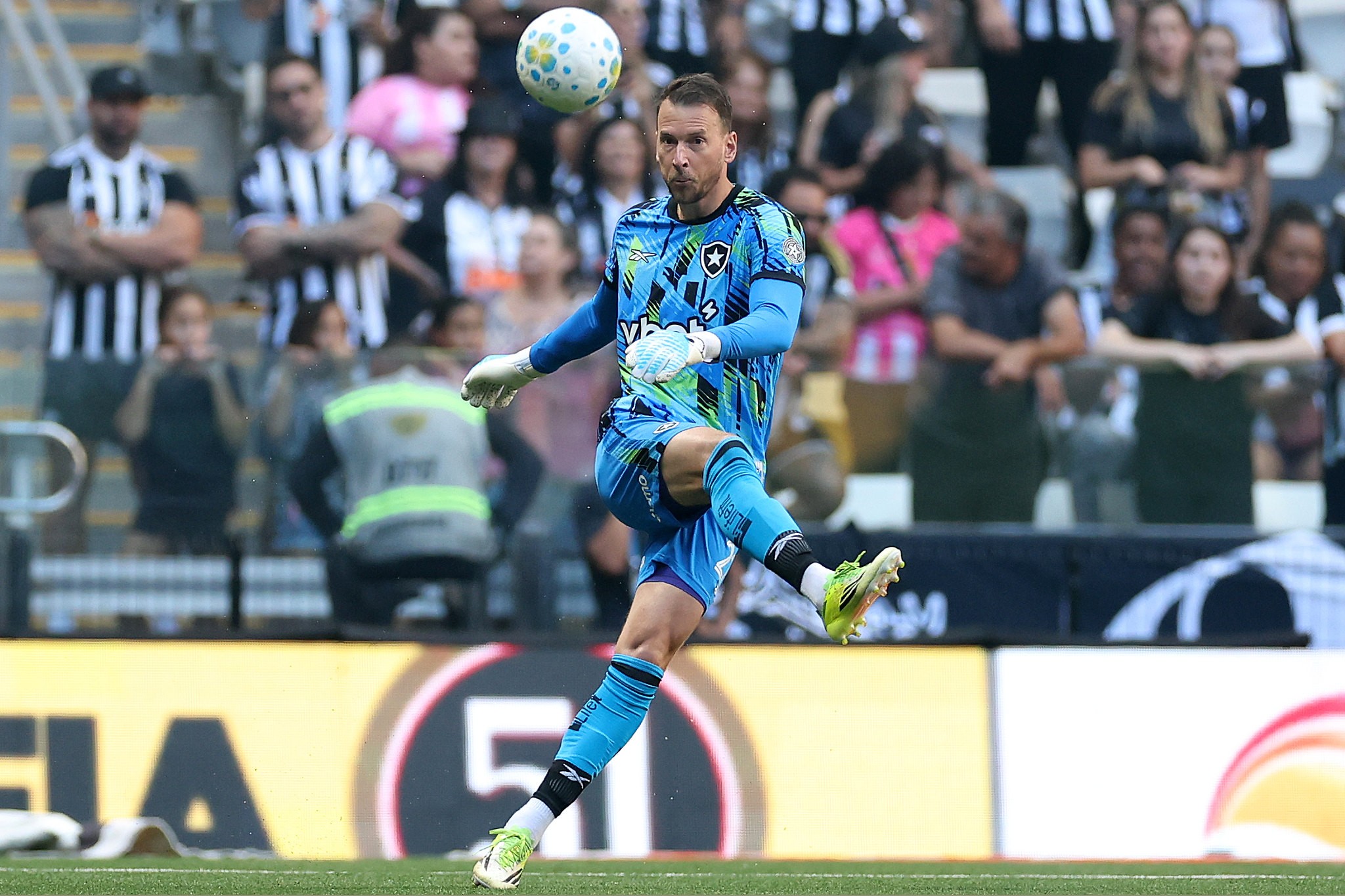 Reintegrado por Franclim, Neto tem primeira grande atuação após novo voto de confiança no Botafogo