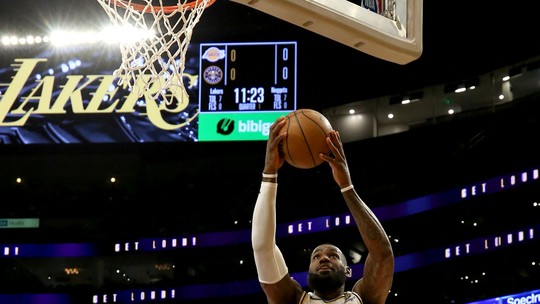 Roubada de bola insana de LeBron em cima de Jokic é destaque da NBA; vídeo