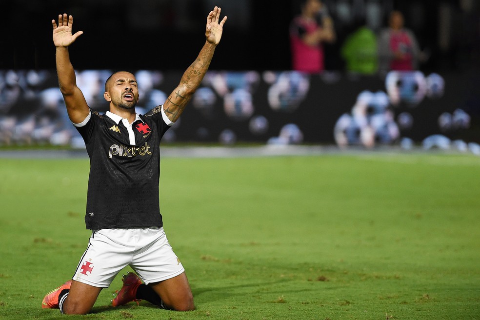 Paulo Henrique comemora gol do Vasco contra o Botafogo — Foto: André Durão/ge