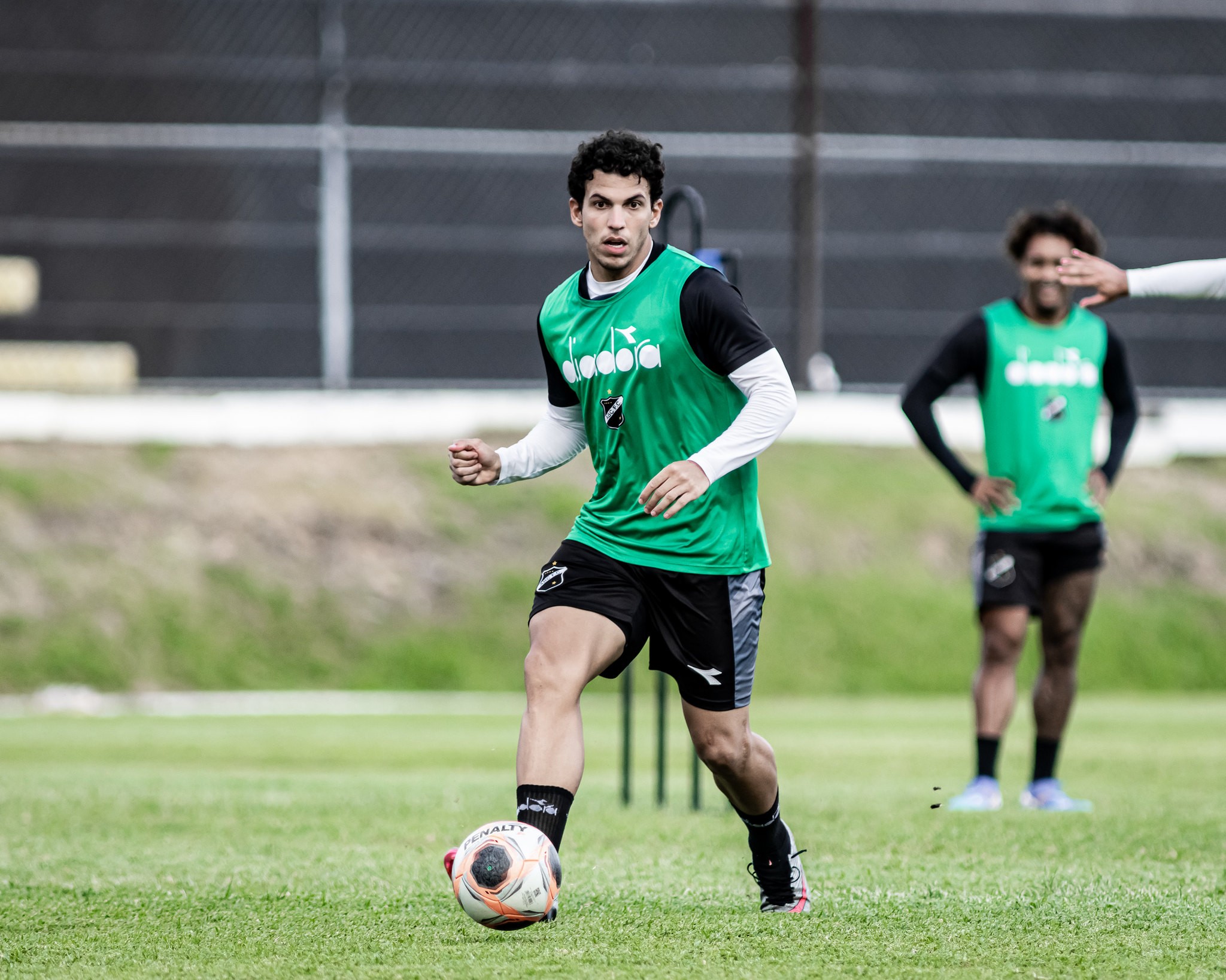 Bruno Leite e Jefferson Vinicius deixam ABC; lateral Thallyson é contratado