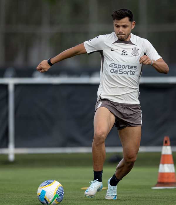 Corinthians pode ter até três mudanças na escalação contra Vasco sem Memphis