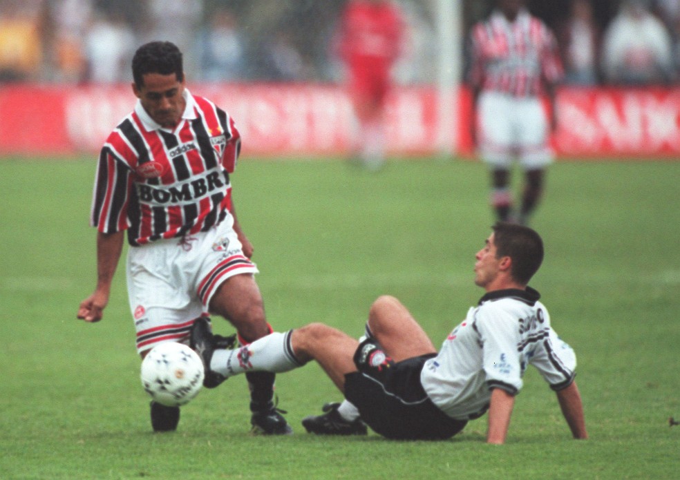 Sylvinho (ainda Silvinho) marca Zé Carlos em um Corinthians x São Paulo de 1998 — Foto: Marcos Mendes/Estadão Conteúdo