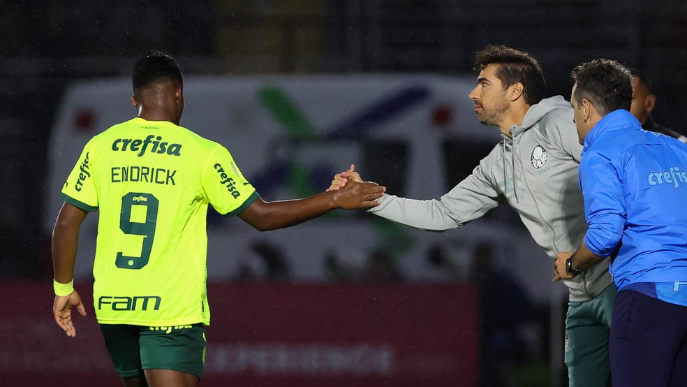 Cruzeiro afasta Gilberto e estuda rescisão de contrato com atacante