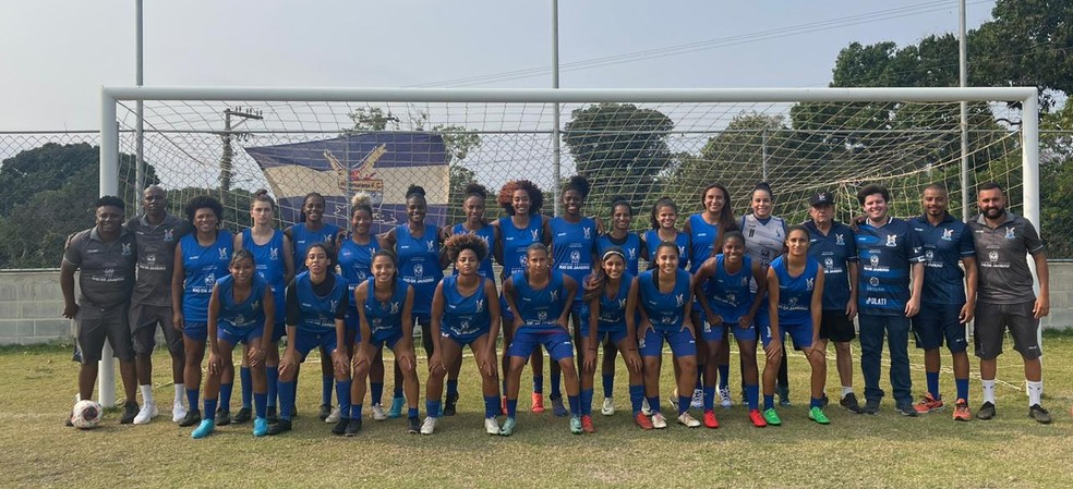 Elenco do Araruama reunido no campo do centro de treinamento