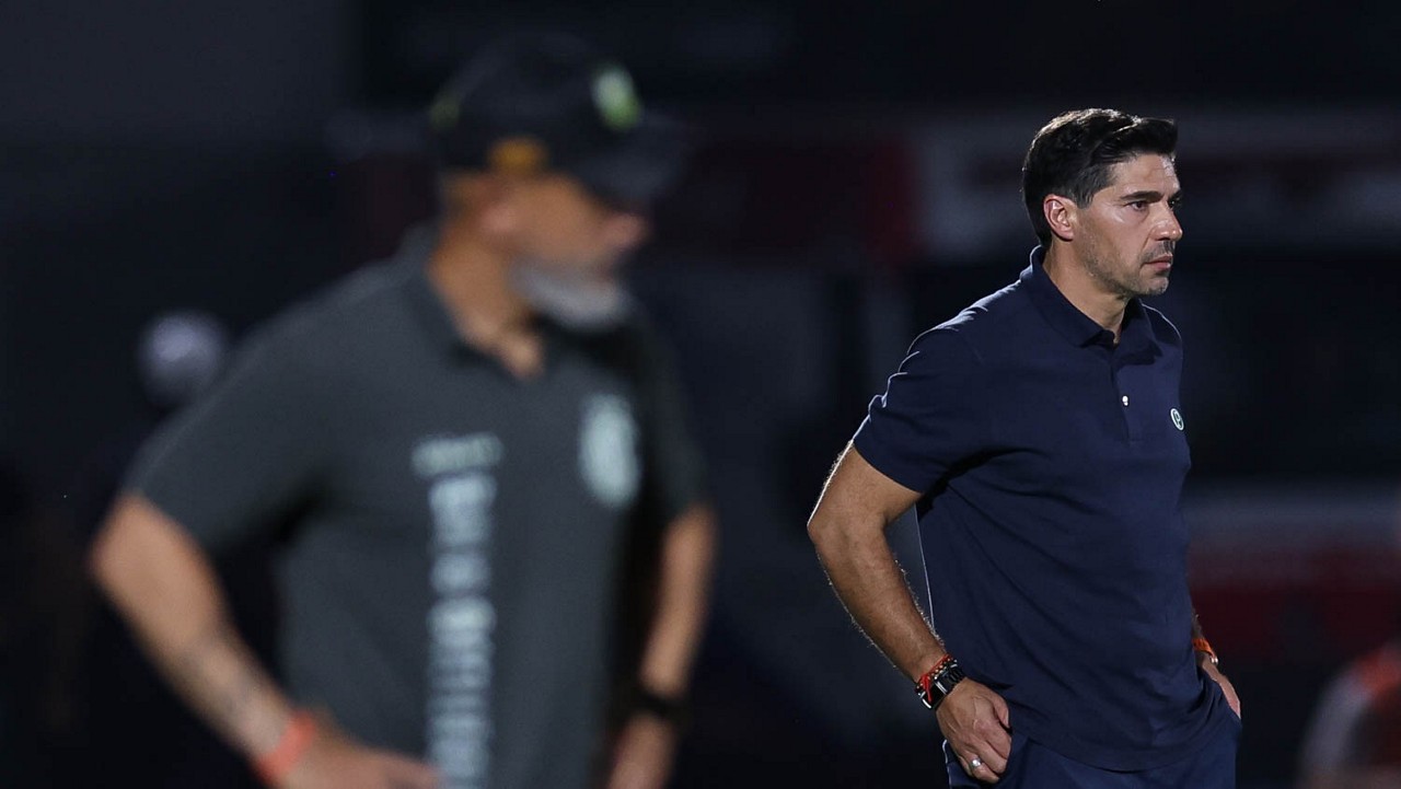 Abel critica arbitragem em empate do Palmeiras e diz que Vitor Roque "não está em boa forma"