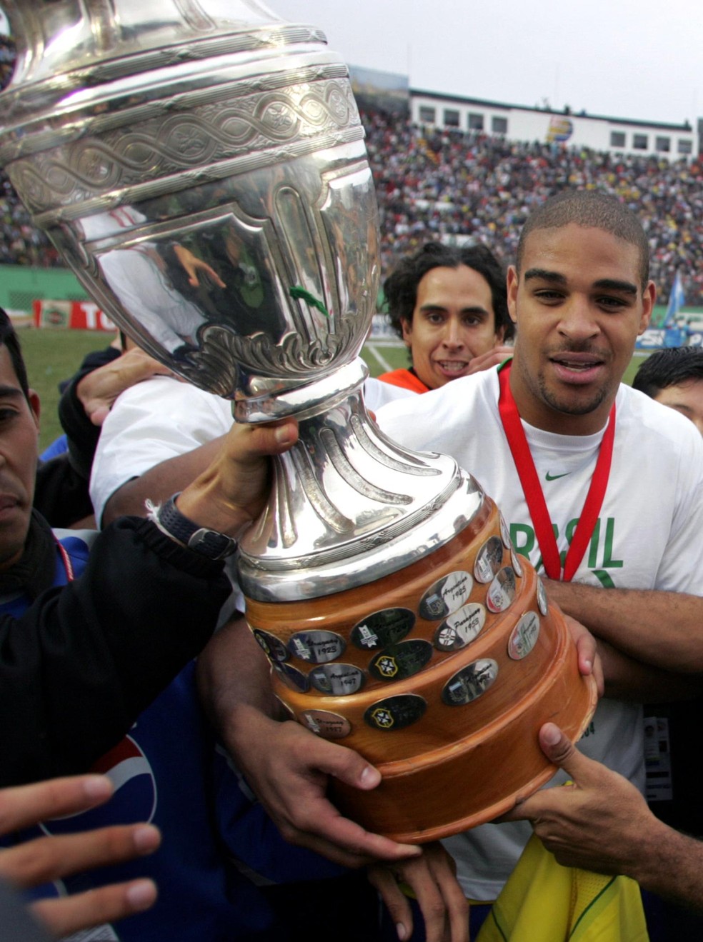 Adriano COpa America 2004 Brasil x Argentina — Foto: AFP