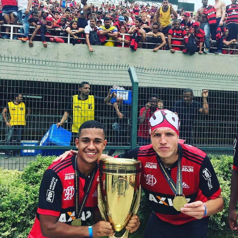 Samuel Lino ao lado do zagueiro Matheus Dantas com a ta&ccedil;a da Copinha 2018 &mdash; Foto: Arquivo Pessoal