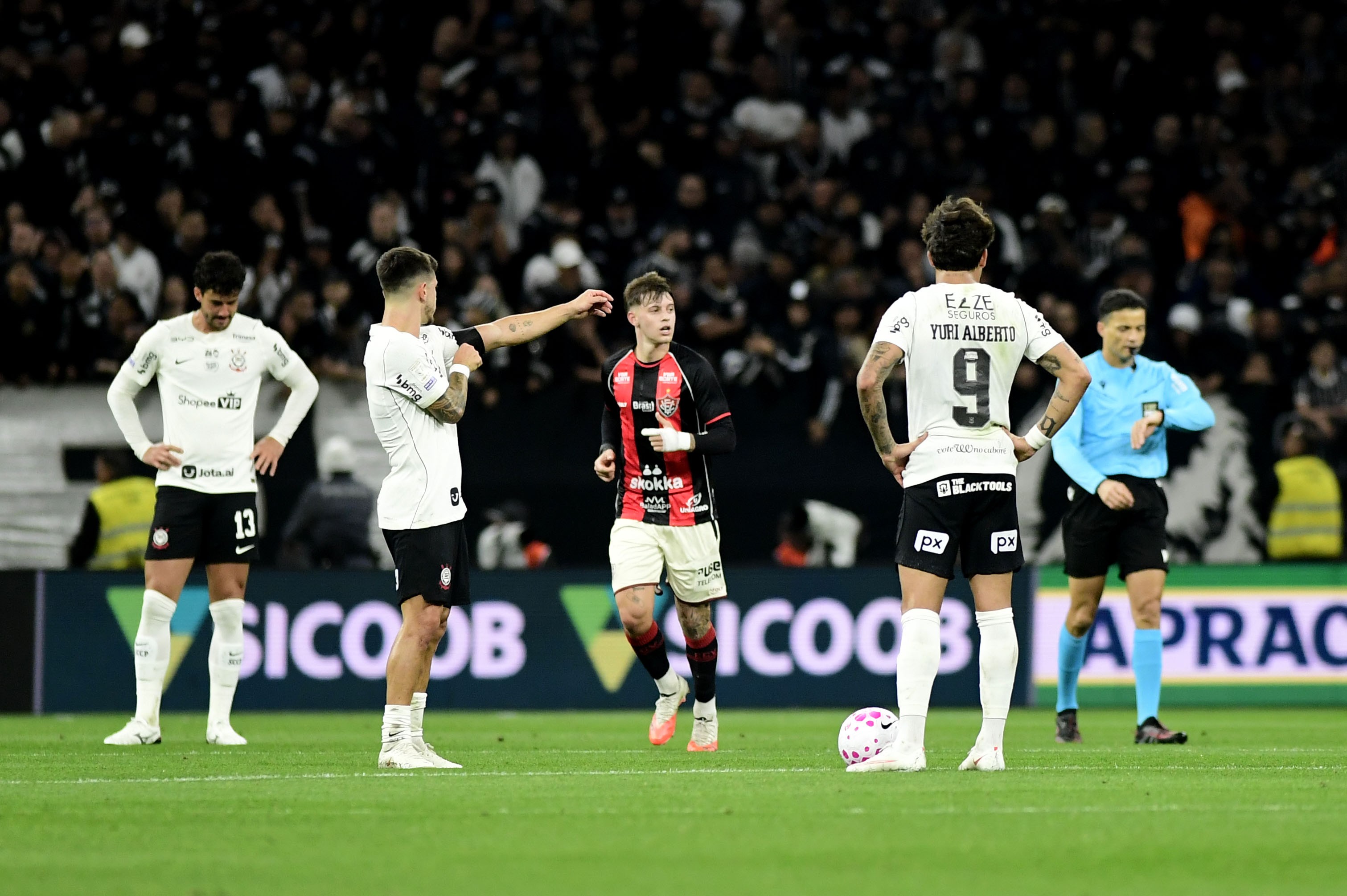 Atuações do Vitória: Mateus Silva é o pior contra o Corinthians; Renê e Luan Cândido se destacam