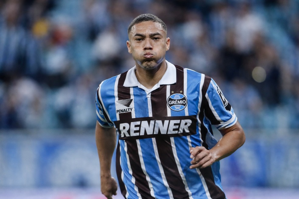 Carlos Vinícius, como modelo do Grêmio de 1995 feito por IA — Foto: Montagem IA
