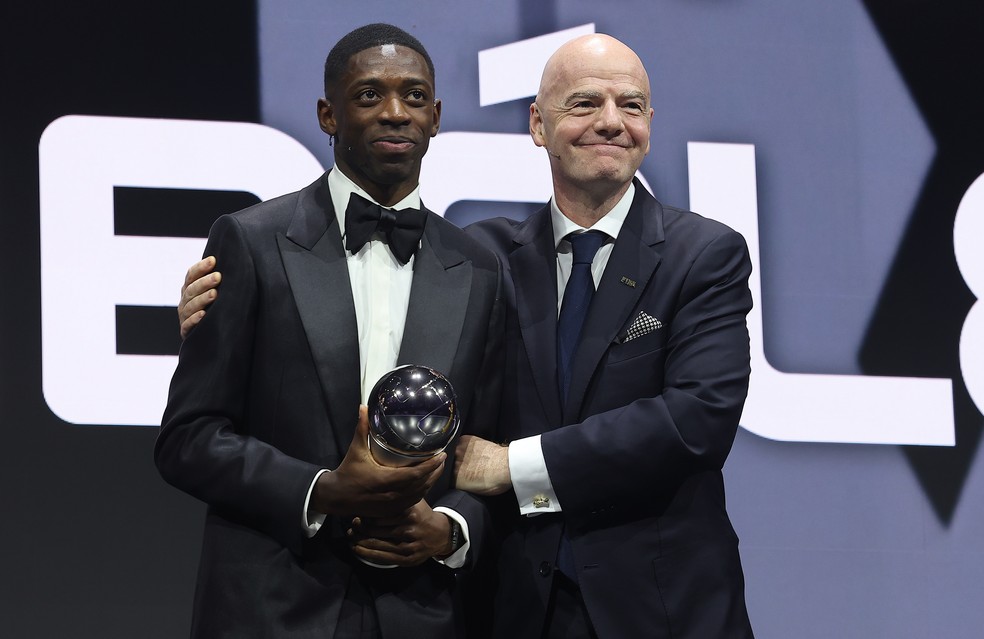 Ousmane Dembélé recebe o Prêmio The Best das mãos de Gianni Infantino, presidente da Fifa — Foto: Getty Images
