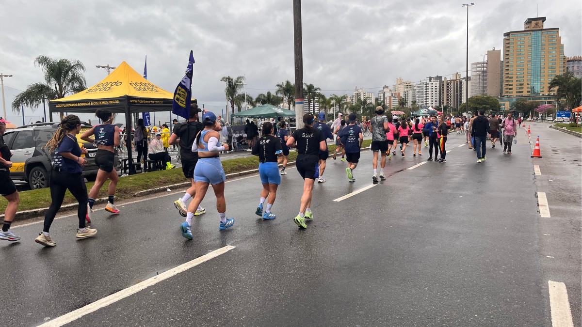 Corredores da Maratona Internacional de Florianópolis na Beira-mar Norte