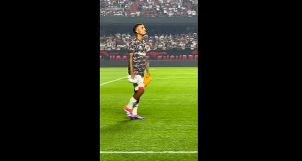 Amor Eterno: Marcos Antônio entoa hino com torcida do São Paulo.