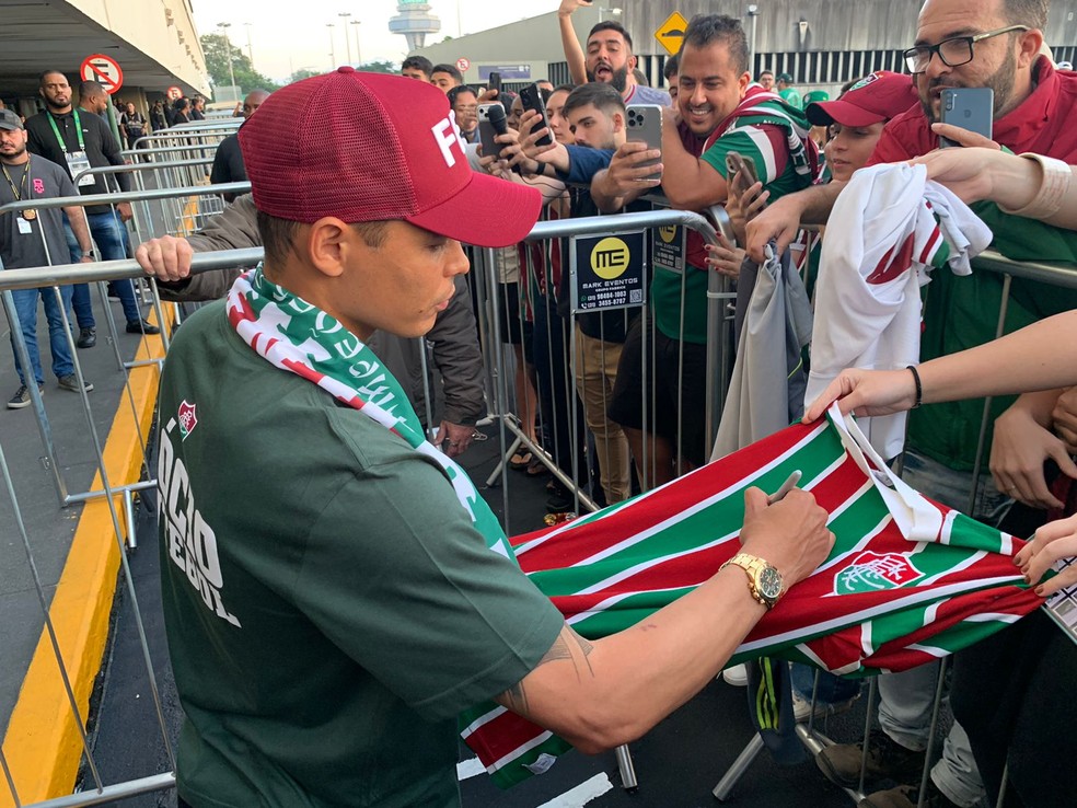 Thiago Silva distribui autógrafos ao ser recebido por torcedores do Fluminense — Foto: Igor Mattos / ge