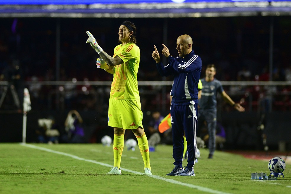 Goleiro Cássio e o técnico do Cruzeiro, Leonardo Jardim, conversam durante jogo contra o São Paulo pelo Campeonato Brasileiro — Foto: Marcos Ribolli