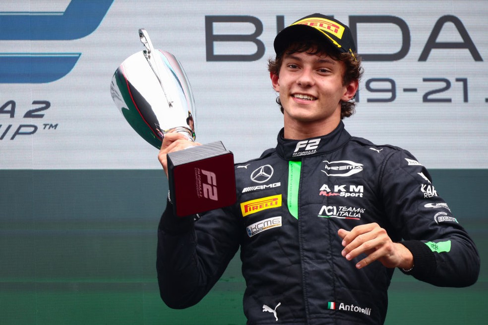 Andrea Kimi Antonelli celebra vitória na corrida da F2 em etapa de Hungaroring, em 2024 — Foto: Beata Zawrzel/NurPhoto via Getty Images