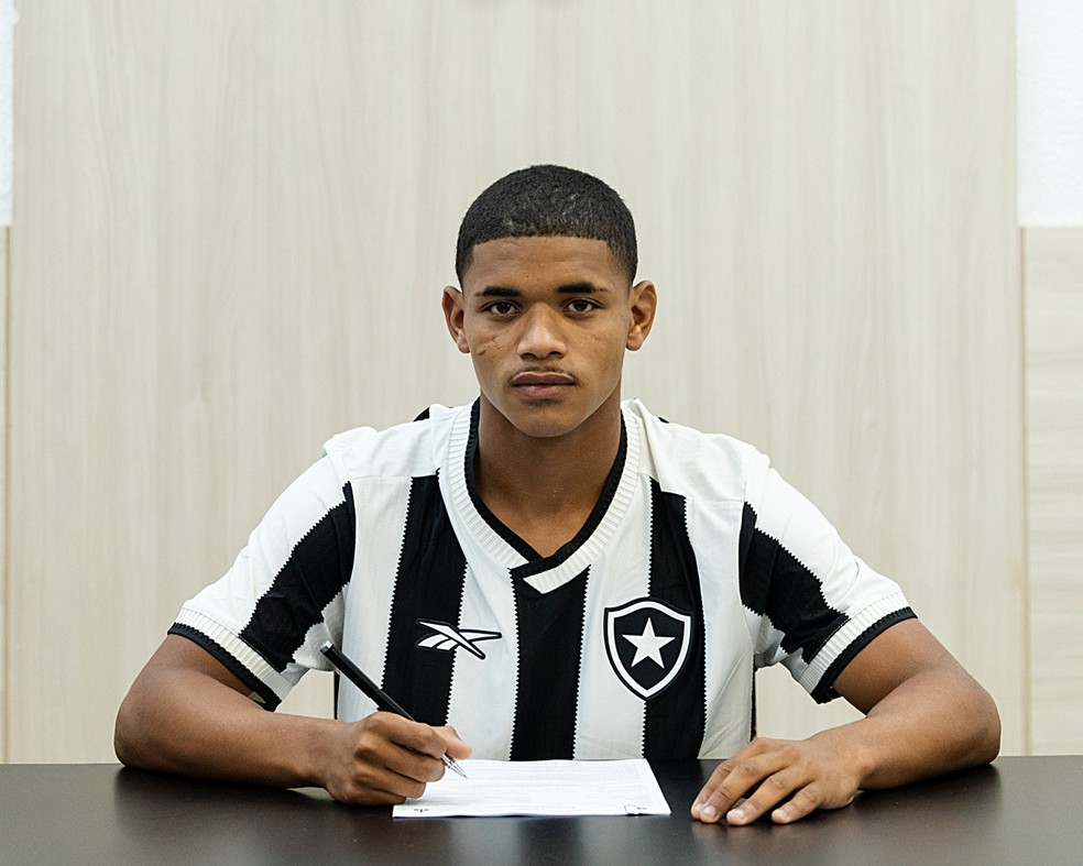 Huguinho assinou renovação com o Botafogo nesta segunda-feira — Foto: Divulgação