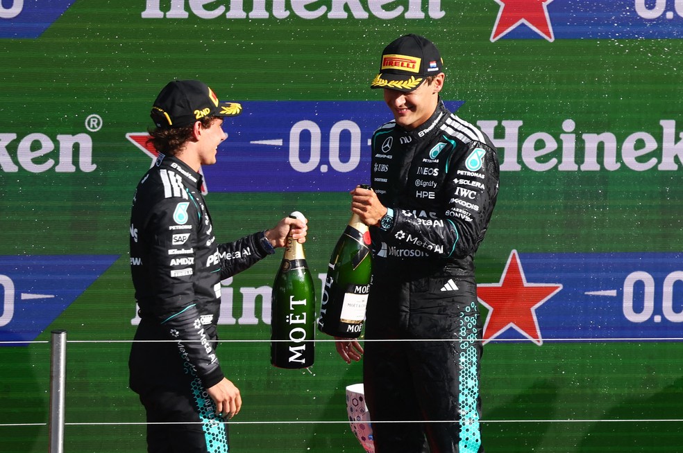 Kimi Antonelli e George Russell no pódio do GP da Holanda — Foto: Jakub Porzycki/Reuters
