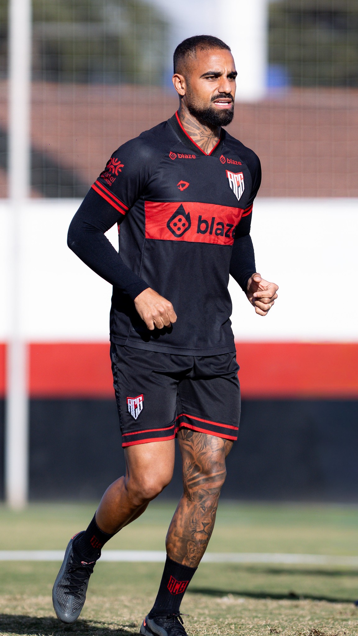 Netinho, do Atlético-GO, fica liberado para jogar após julgamento no STJD