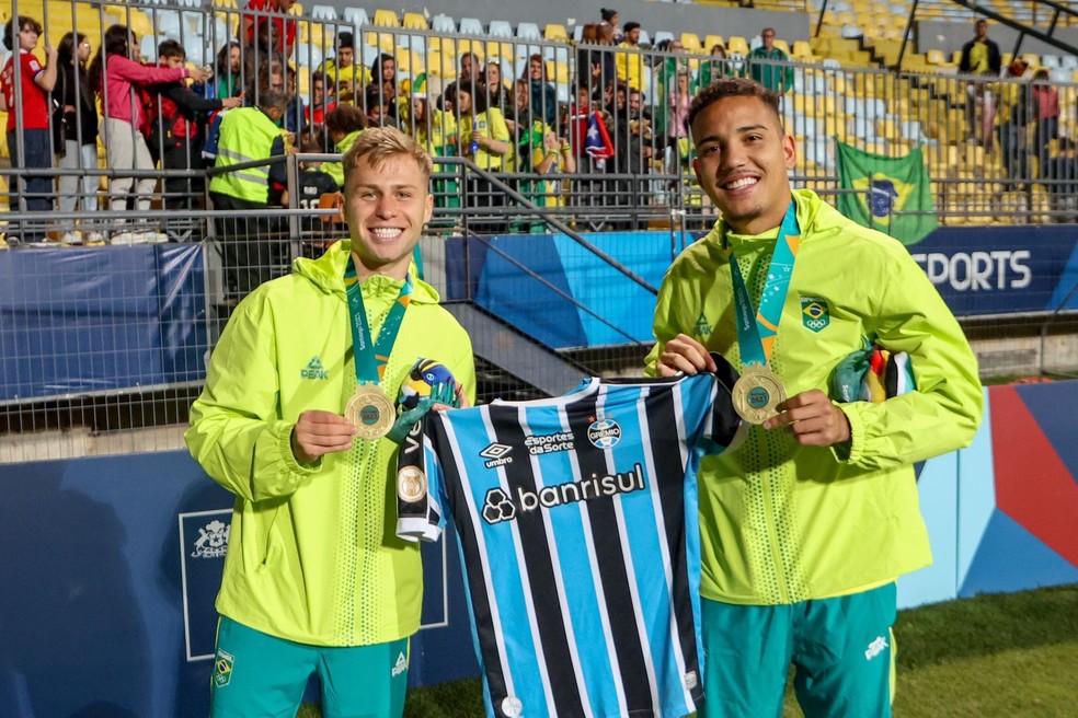 Ronald e Gustavo Martins, jogadores do Grêmio, conquistaram medalha de ouro no Pan — Foto: Leco Viana/CBF