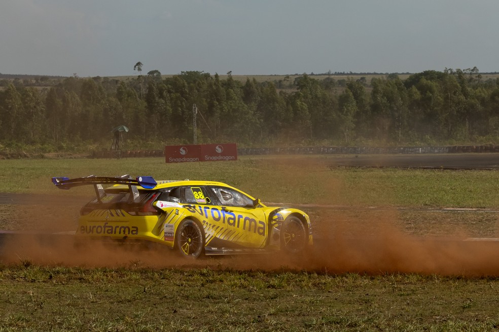 Felipe Fraga roda após toque com Rafael Suzuki na primeira volta em Campo Grande — Foto: Magnus Torquato/Stock Car