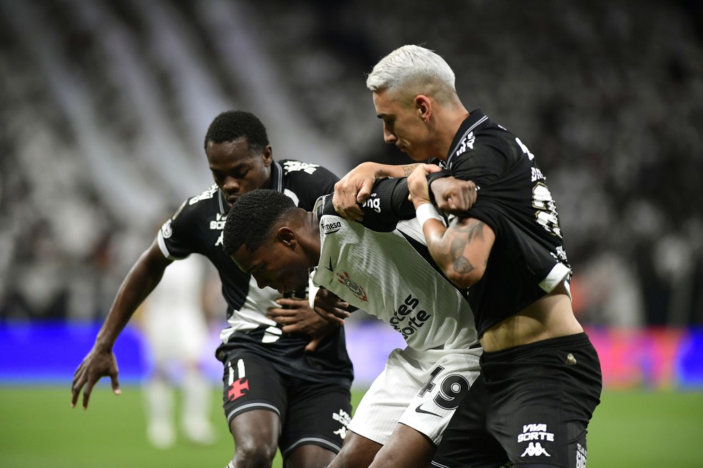 Andr�s G�mez e Puma Rodr�guez, do Vasco, em a��o contra o Corinthians � Foto: Marcos Ribolli / ge