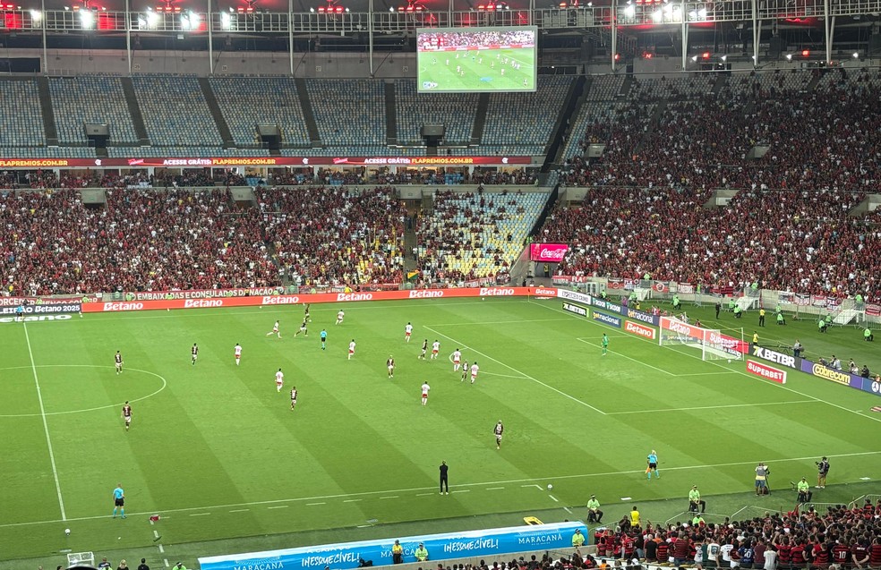 Flamengo empurra Inter, que defende em linha de cinco � Foto: Emanuelle Ribeiro