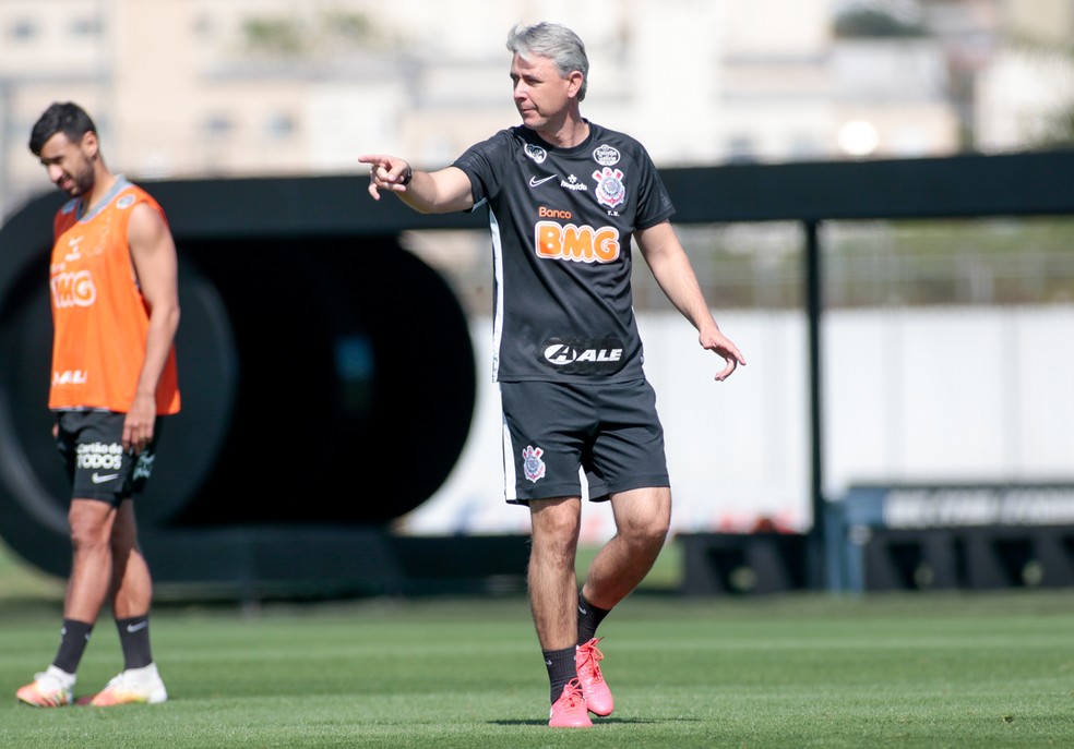 Tiago Nunes em treino do Corinthians no CT Joaquim Grava — Foto: Rodrigo Coca/Ag.Corinthians 
