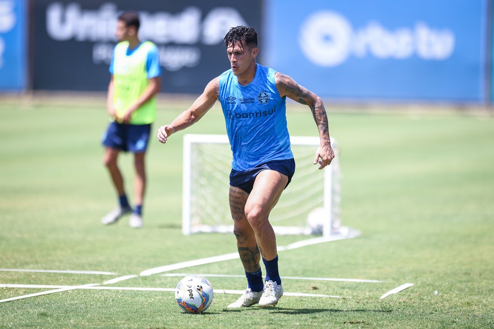 Pavon em treino do Grêmio — Foto: Lucas Uebel/Divulgação Grêmio