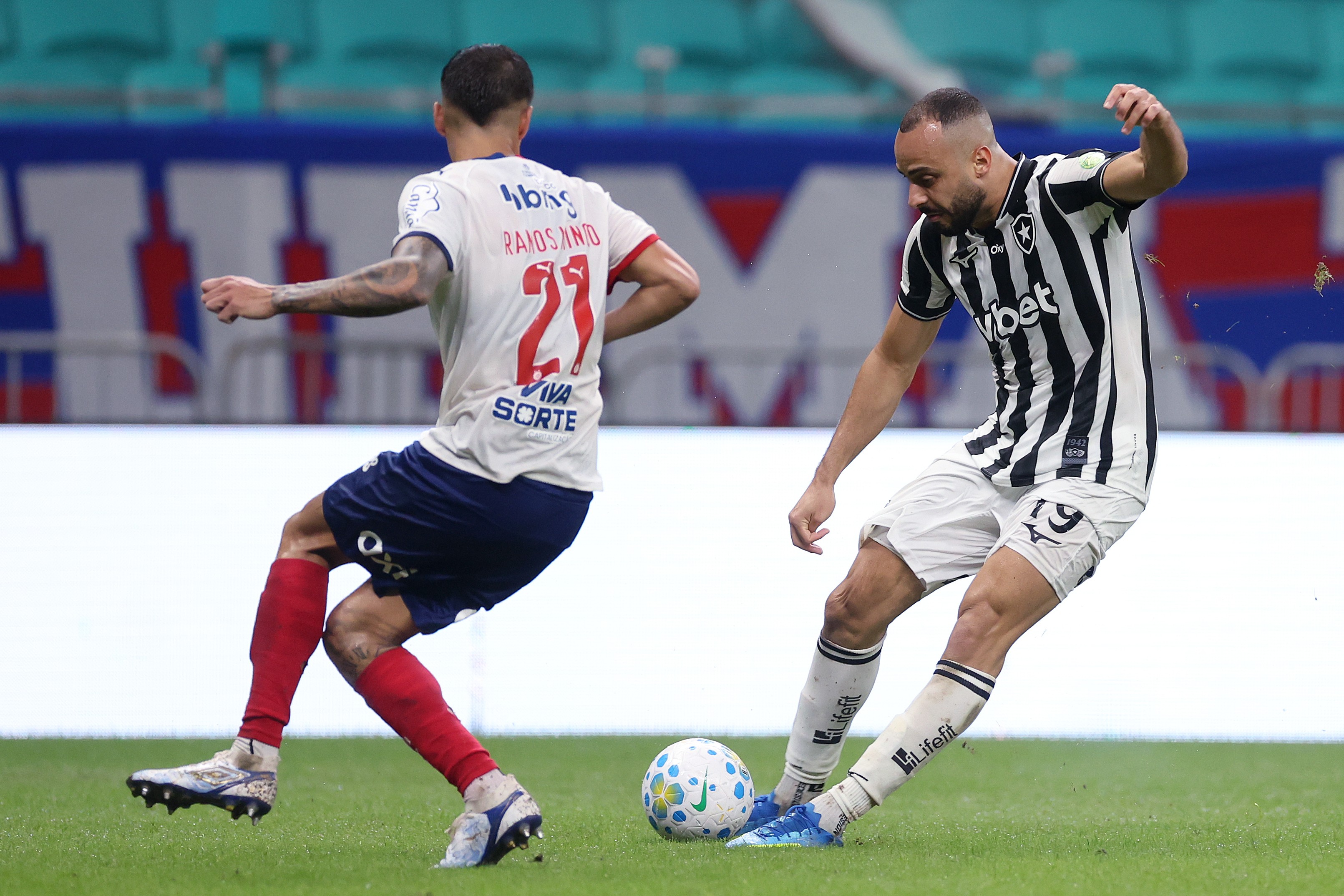 Arthur Cabral detona arbitragem e gramado da Fonte Nova após derrota do Botafogo: "Pasto"