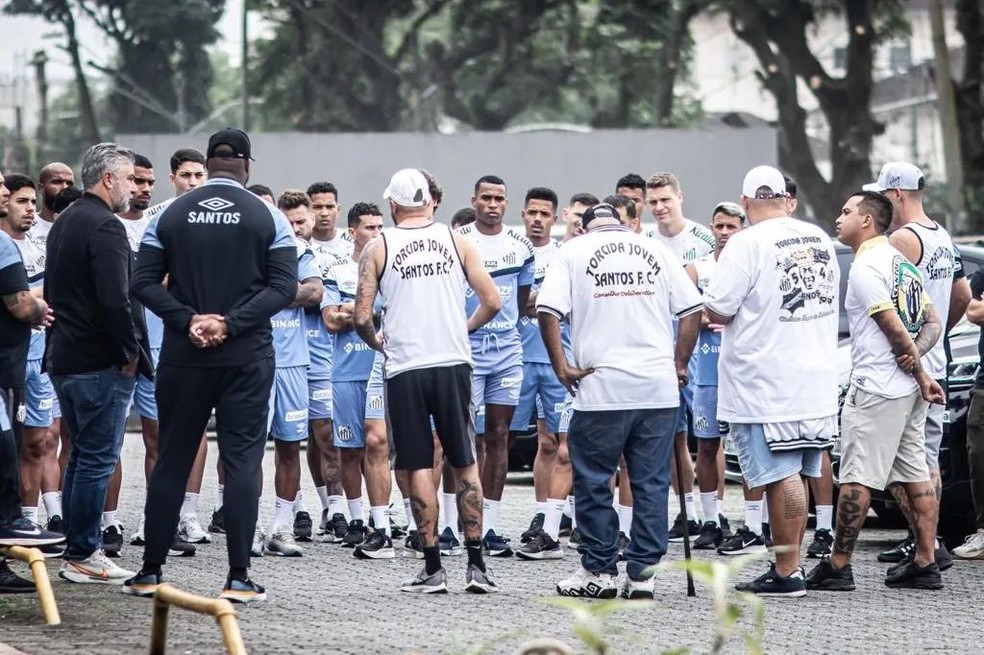 Em rede social, Santos para de acompanhar goleada após quinto gol