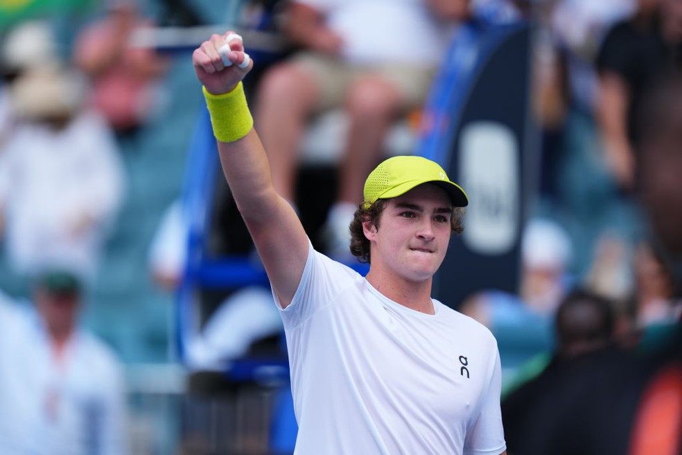 João Fonseca vence número 20 do mundo e avança em Miami — Foto: Rich Storry/Getty Images