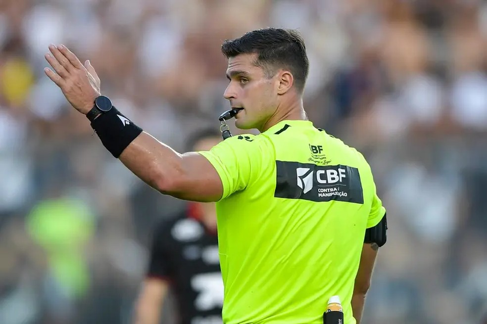 �rbitro Fernando Ant�nio Mendes de Salles Nascimento Filho � Foto: Thiago Ribeiro/AGIF