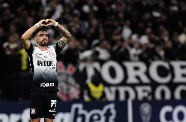 Igor Coronado recebe elogios de Garro e promete sacrifícios por dupla de meias no Corinthians