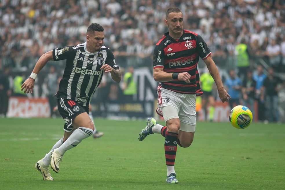 Paulinho e Léo Ortiz em Atlético-MG x Flamengo — Foto: Fernando Moreno/AGIF