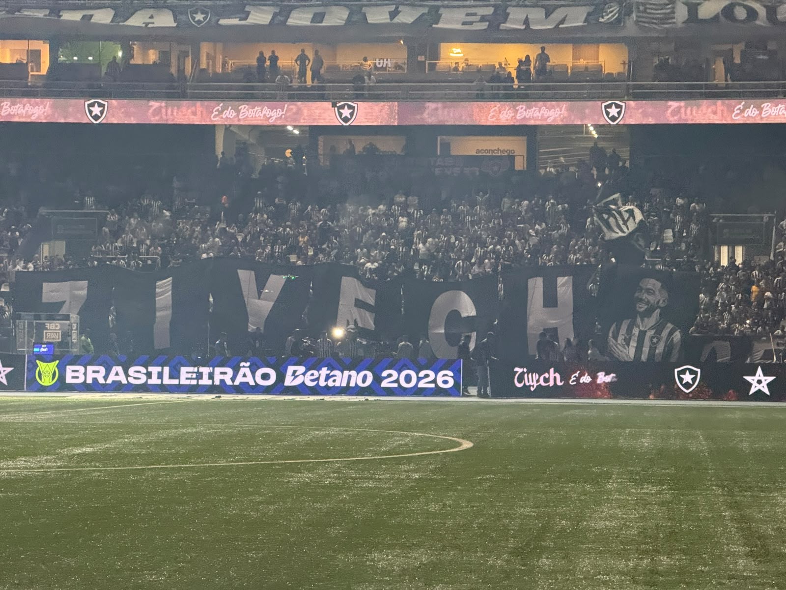 Principal reforço da janela, Ziyech é apresentado à torcida do Botafogo no Nilton Santos