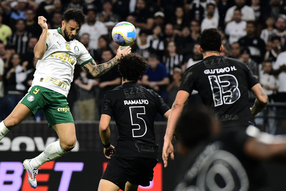 Felipe Anderson cabeceia em Corinthians x Palmeiras — Foto: Marcos Ribolli