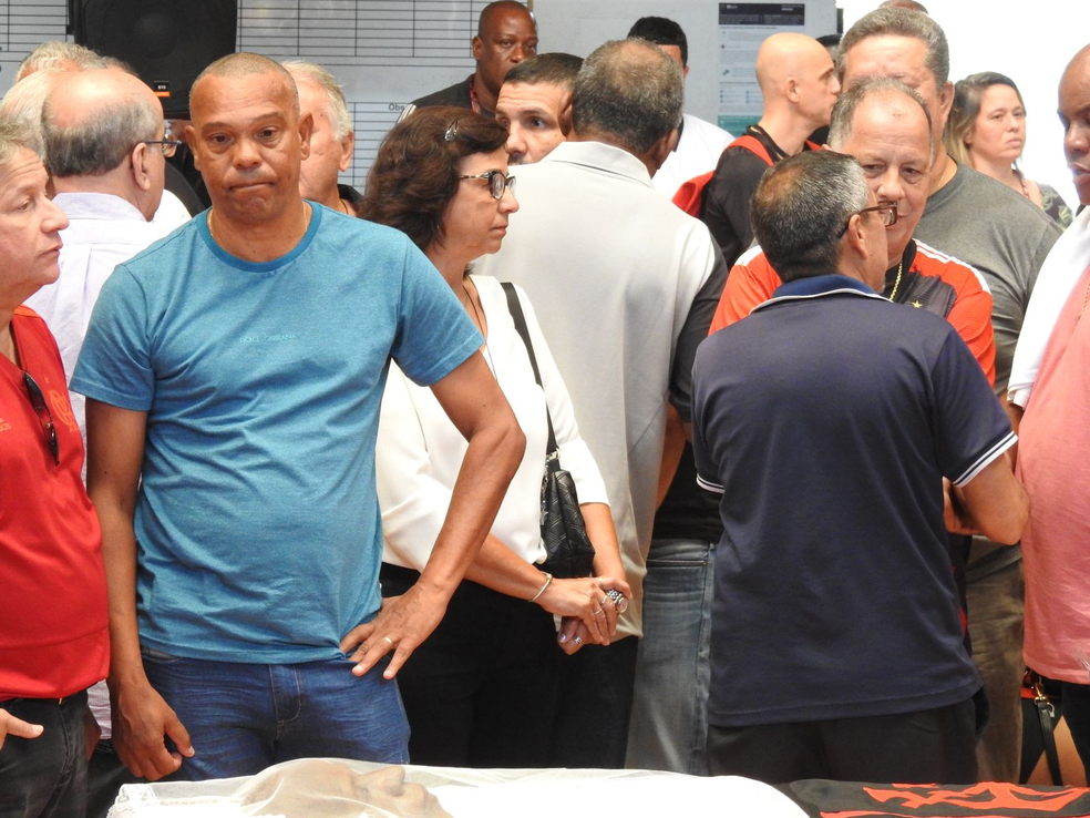 Pi�, ex-lateral e campe�o brasileiro de 1992 pelo Flamengo, no vel�rio de Ad�lio � Foto: Fred Gomes/ge